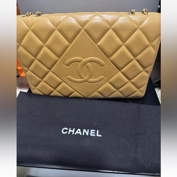 Authentic Chanel Sac Class Rabat Color Beige

UNI 96460 Lambskin with CC logo - Picture 1 of 14